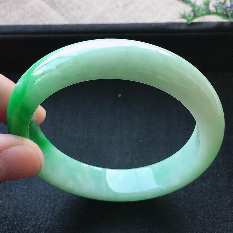 【精品翡翠手镯,雕工精美,玉质莹润,尺寸:内径:55.5MM,玉:12.8*8.5MM,总质量:59.4g】图6