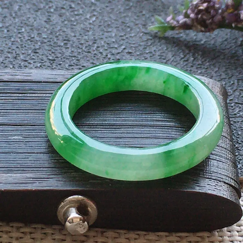 【精品翡翠戒指,雕工精美,玉质莹润,尺寸:内径:16MM,玉:3.6*5.3MM,总质量:2.1g】图5
