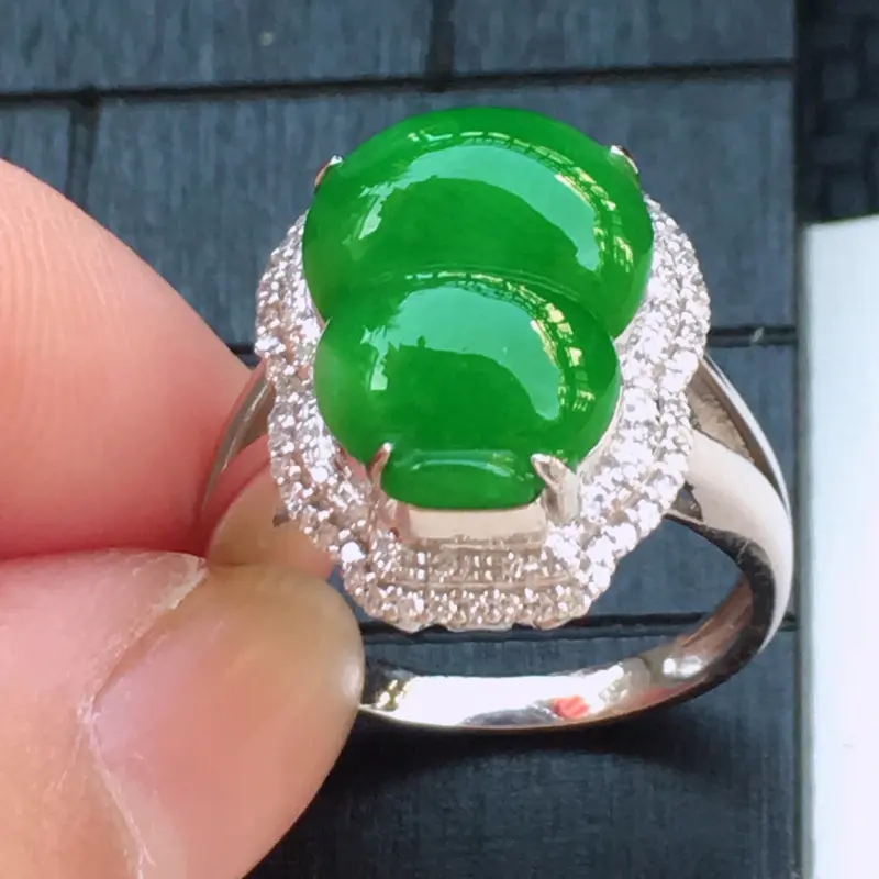 【翡翠a货,18K金伴钻糯化种满色阳绿精美翡翠葫芦戒指,玉质细腻,底色漂亮,上身高贵,尺寸连金17.9/14.3/9.8,裸石14.3/10.8/5.0,内径17.0,14号圈口】图4