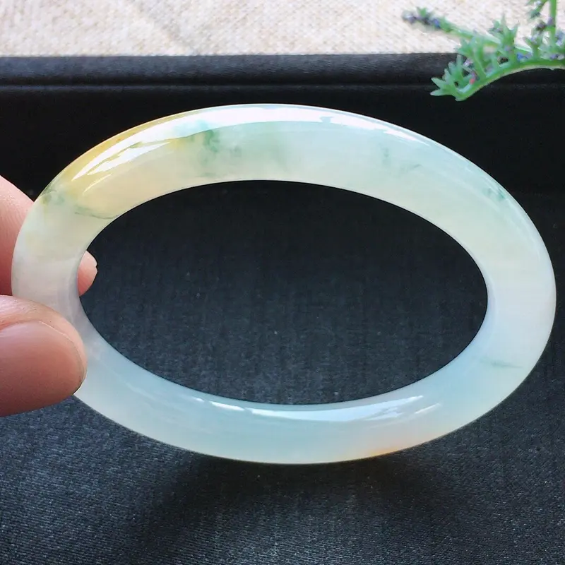 【精品翡翠贵妃手镯,雕工精美,玉质莹润,尺寸:内径:52.4*46MM,相当于50.9mm正装手镯,玉:7.9*8MM,总质量:32.2g】图4