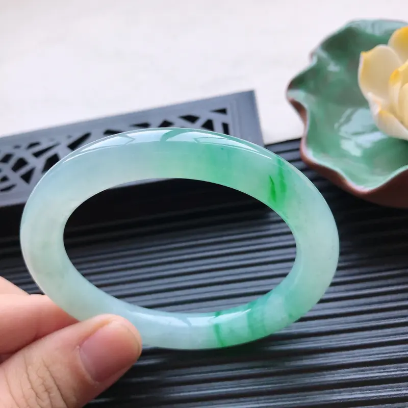 【天然翡翠A货冰糯种飘绿圆条手镯,尺寸57.7-9.8-9.4mm,有纹玉质细腻,种水好,胶感十足,底色好,上手效果漂亮】图5
