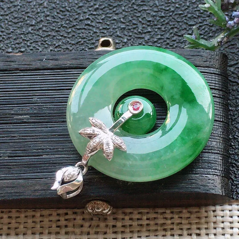 【精品翡翠18K镶嵌伴钻母子扣吊坠,雕工精美,玉质莹润,尺寸:裸石尺寸:22.4*3.4MM,总质量:4.1g】图4