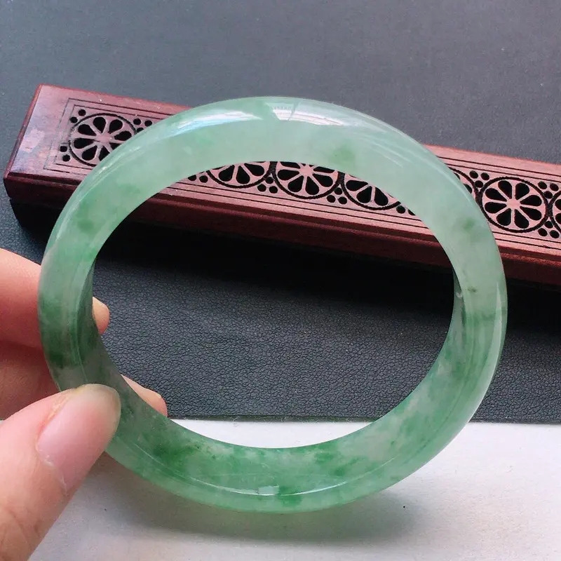 【缅甸翡翠56圈口飘花正圈手镯,自然光实拍,颜色漂亮,玉质莹润,佩戴佳品,尺寸:56.0*12.7*8.3mm,重47.59克】图5