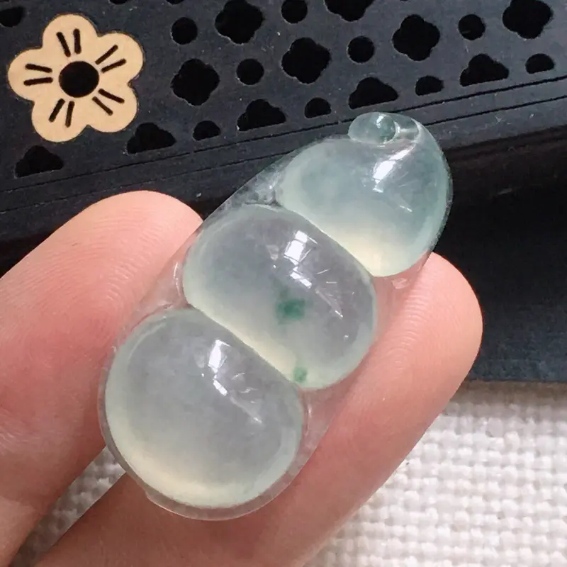 【缅甸翡翠飘花发财豆吊坠,自然光实拍,颜色漂亮,玉质莹润,佩戴佳品,尺寸:31.6*15.3*6.7mm,重5.30克】图7