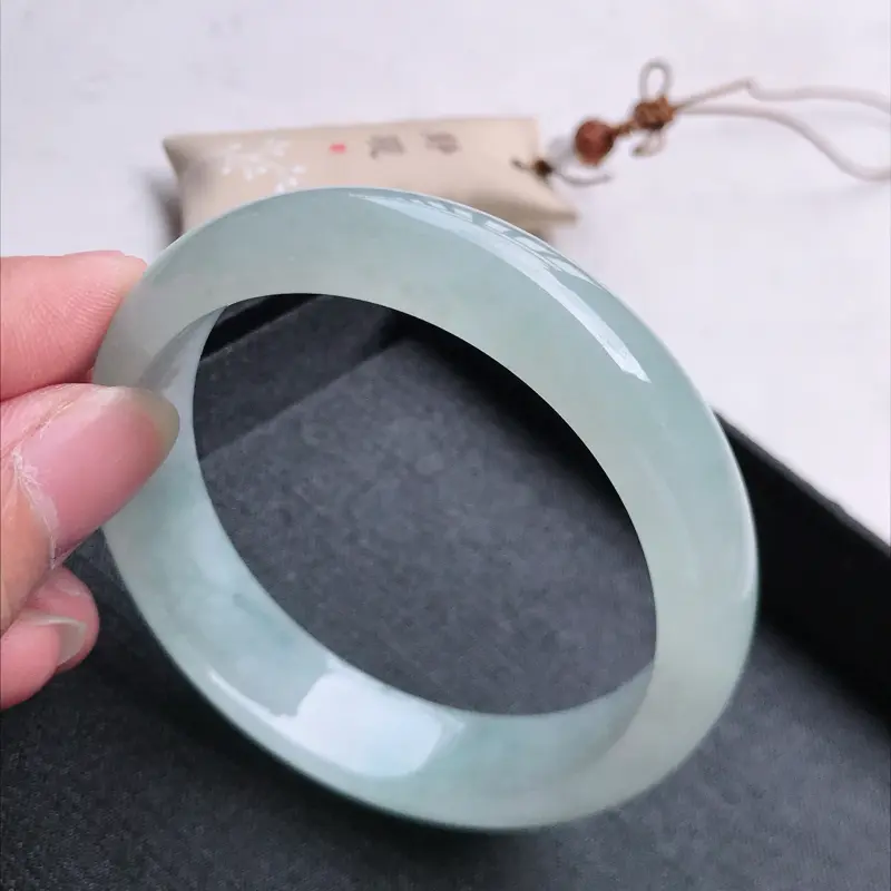 【正圈57,尺寸:57*13.8*7.5,缅甸天然翡翠好种冰润老坑手镯,质地细腻,种老,水润幼洁全胶感,冰晴绿,小暗纹,颜色漂亮。111317】图5
