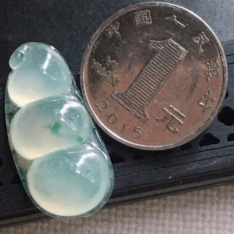 【缅甸翡翠飘花发财豆吊坠,自然光实拍,颜色漂亮,玉质莹润,佩戴佳品,尺寸:31.6*15.3*6.7mm,重5.30克】图5