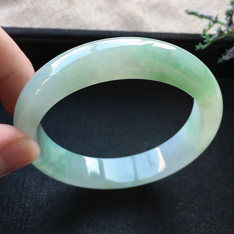 【精品翡翠手镯,雕工精美,玉质莹润,尺寸:内径:58MM,玉:13.8*7.7MM,总质量:60.8g】图3
