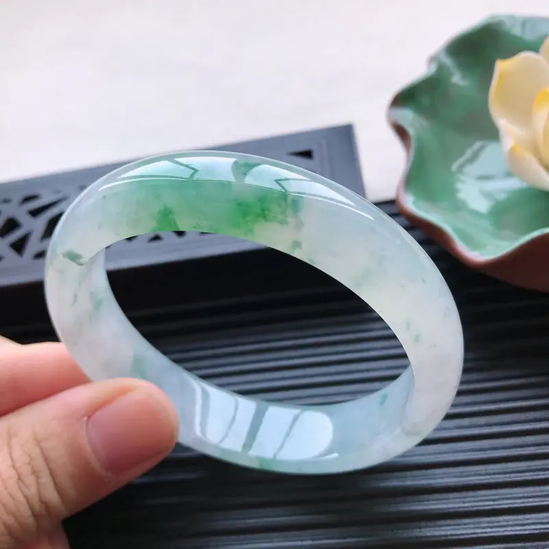 【天然翡翠A货细糯种飘花正圈手镯,尺寸58.5-14.1-7.1mm,玉质细腻,种水好,胶感十足,底色好,上手效果漂亮】图3