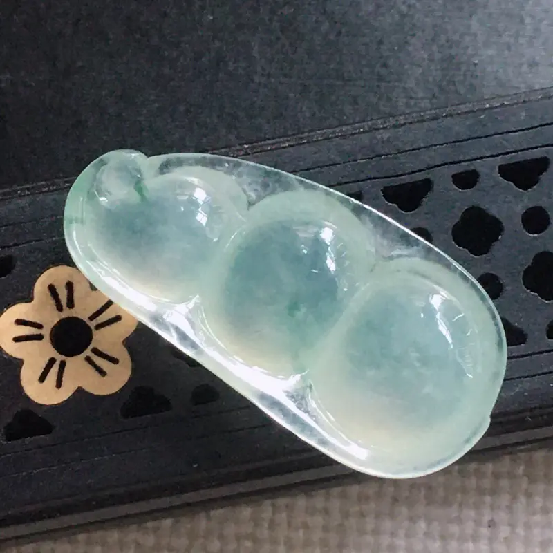 【缅甸翡翠飘花发财豆吊坠,自然光实拍,颜色漂亮,玉质莹润,佩戴佳品,尺寸:31.6*15.3*6.7mm,重5.30克】图4