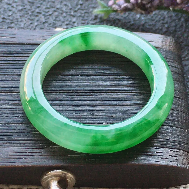 【精品翡翠戒指,雕工精美,玉质莹润,尺寸:内径:16MM,玉:3.6*5.3MM,总质量:2.1g】图8