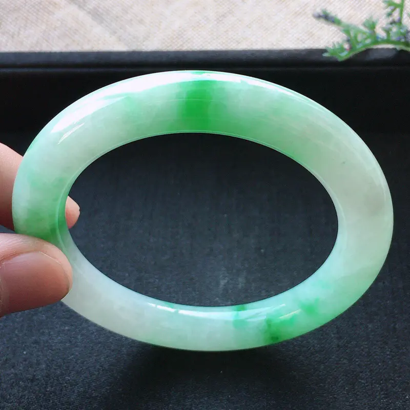 【精品翡翠手镯,雕工精美,玉质莹润,有纹不扣手,尺寸:内径:53.8MM,玉:9.5*10.1MM,总质量:52.6g】图4