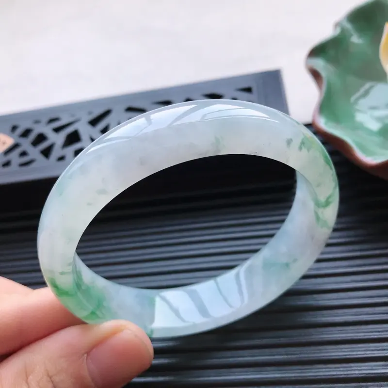 【天然翡翠A货细糯种飘花正圈手镯,尺寸58.5-14.1-7.1mm,玉质细腻,种水好,胶感十足,底色好,上手效果漂亮】图4