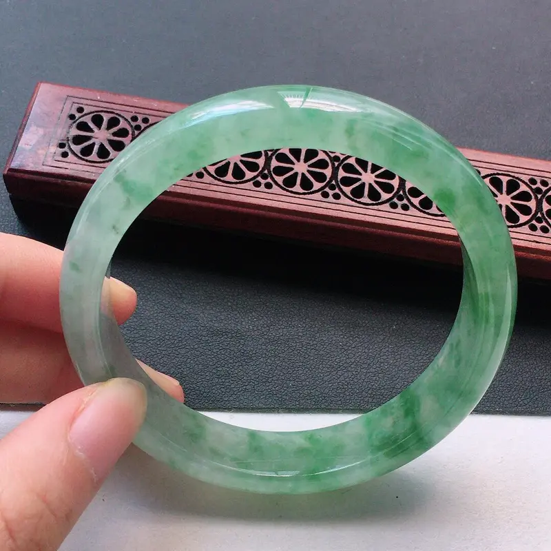 【缅甸翡翠56圈口飘花正圈手镯,自然光实拍,颜色漂亮,玉质莹润,佩戴佳品,尺寸:56.0*12.7*8.3mm,重47.59克】图3