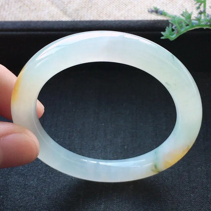 【精品翡翠贵妃手镯,雕工精美,玉质莹润,尺寸:内径:52.4*46MM,相当于50.9mm正装手镯,玉:7.9*8MM,总质量:32.2g】图7