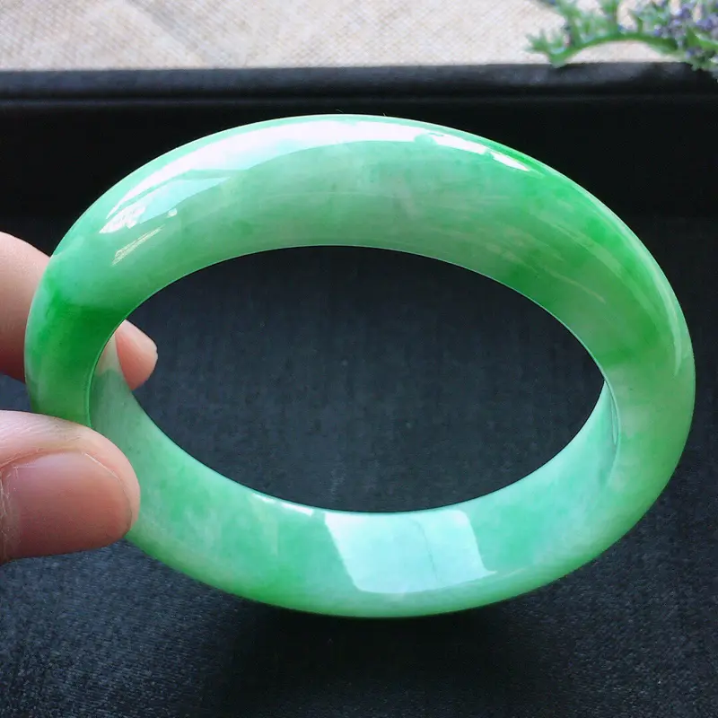 【精品翡翠手镯,雕工精美,玉质莹润,尺寸:内径:55.5MM,玉:13.7*8.4MM,总质量:64.8g】图6