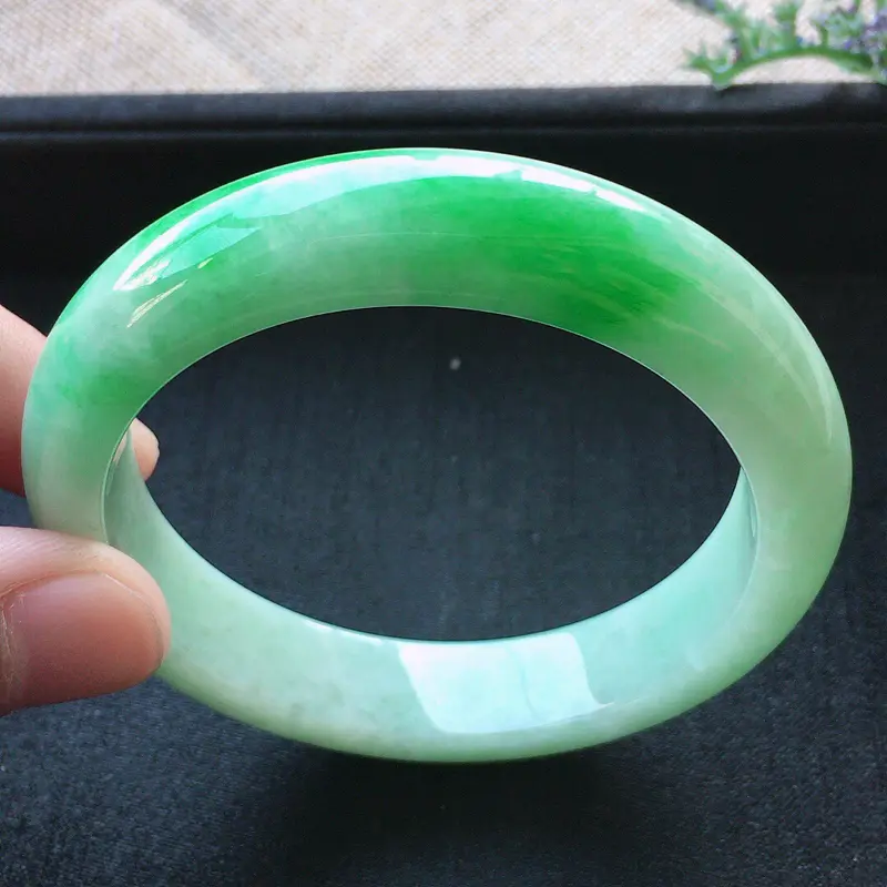 【精品翡翠手镯,雕工精美,玉质莹润,尺寸:内径:55.5MM,玉:12.8*8.5MM,总质量:59.4g】图4