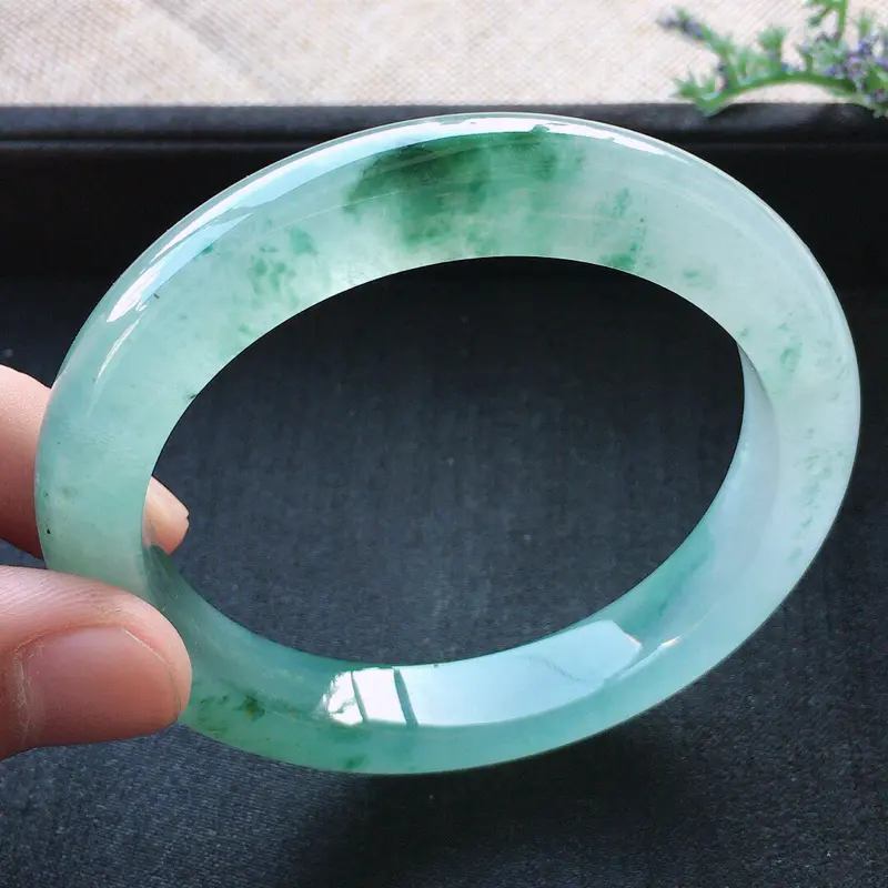 【精品翡翠手镯,雕工精美,玉质莹润,尺寸:内径:57MM,玉:11*9MM,总质量:57.4g】图3