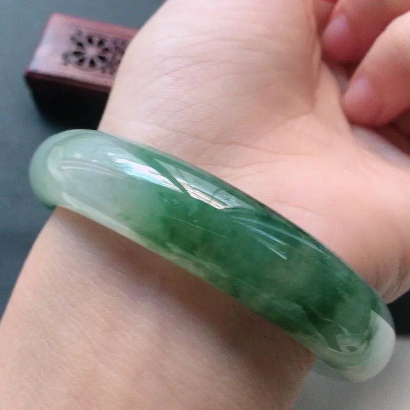 【缅甸翡翠55圈口飘花正圈手镯,自然光实拍,颜色漂亮,玉质莹润,佩戴佳品,尺寸:55.3*13.3*8.9mm,重51.87克】图7