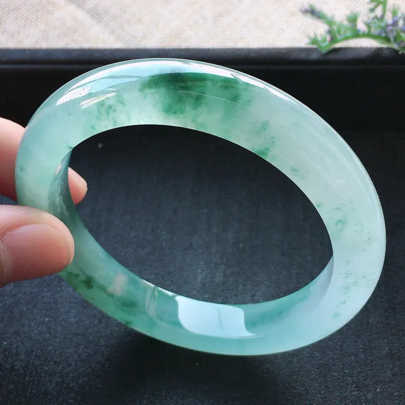 【精品翡翠手镯,雕工精美,玉质莹润,尺寸:内径:57MM,玉:11*9MM,总质量:57.4g】图1