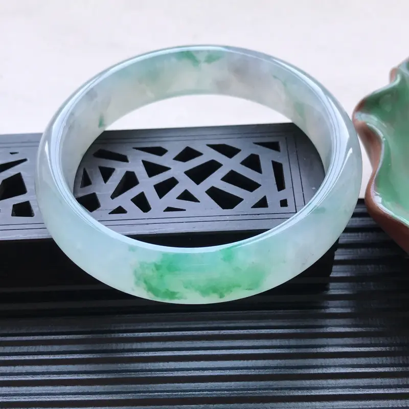 【天然翡翠A货细糯种飘花正圈手镯,尺寸58.5-14.1-7.1mm,玉质细腻,种水好,胶感十足,底色好,上手效果漂亮】图2