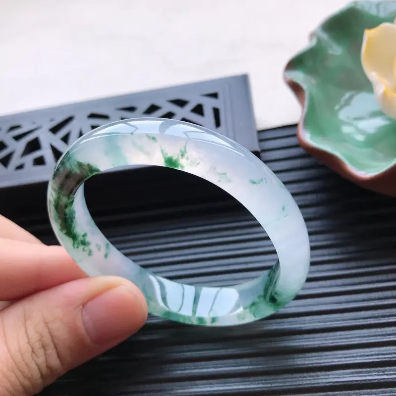 【天然翡翠A货冰糯种飘花贵妃手镯,尺寸53.6-46.9-10.5-6.5mm,玉质细腻,种水好,胶感十足,底色好,上手效果漂亮】图5