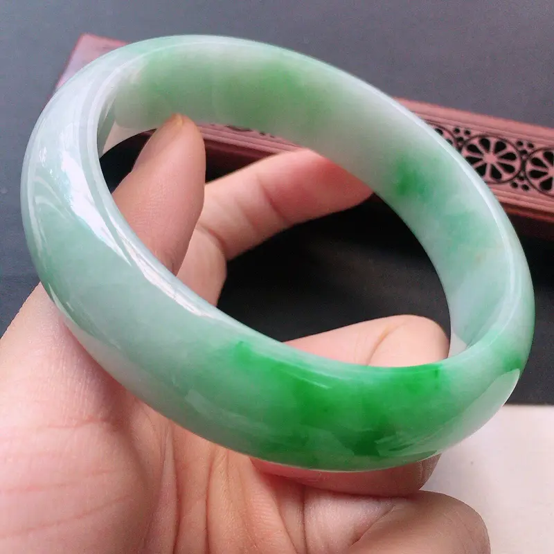 【缅甸翡翠60圈口带绿正圈手镯,自然光实拍,颜色漂亮,玉质莹润,佩戴佳品,尺寸:60.5*16.7*8.9mm,重75.15克】图5