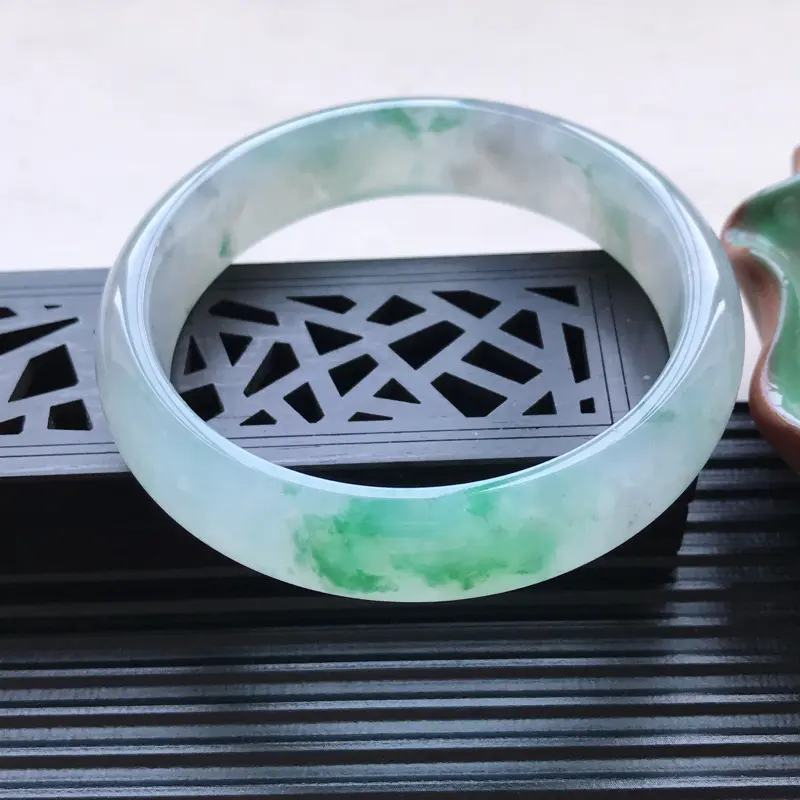 【天然翡翠A货细糯种飘花正圈手镯,尺寸58.5-14.1-7.1mm,玉质细腻,种水好,胶感十足,底色好,上手效果漂亮】图1