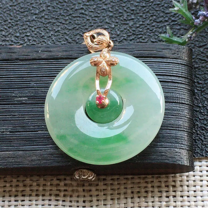 【精品翡翠18K镶嵌伴钻母子扣吊坠,雕工精美,玉质莹润,尺寸:裸石尺寸:22*3.7MM,总质量:4.2g】图1