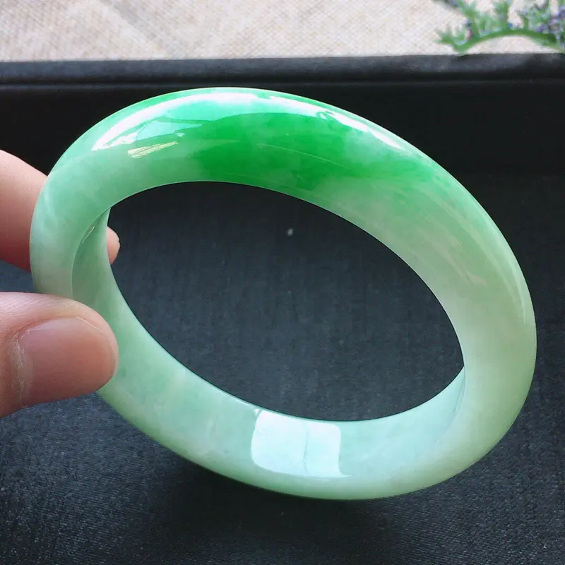 【精品翡翠手镯,雕工精美,玉质莹润,尺寸:内径:55.5MM,玉:12.8*8.5MM,总质量:59.4g】图1