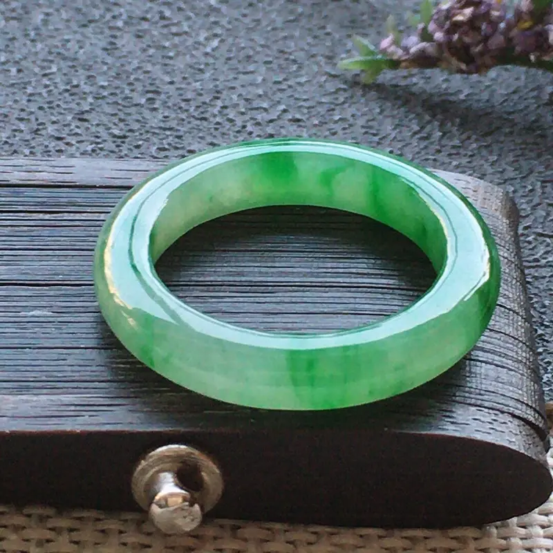 【精品翡翠戒指,雕工精美,玉质莹润,尺寸:内径:16MM,玉:3.6*5.3MM,总质量:2.1g】图3