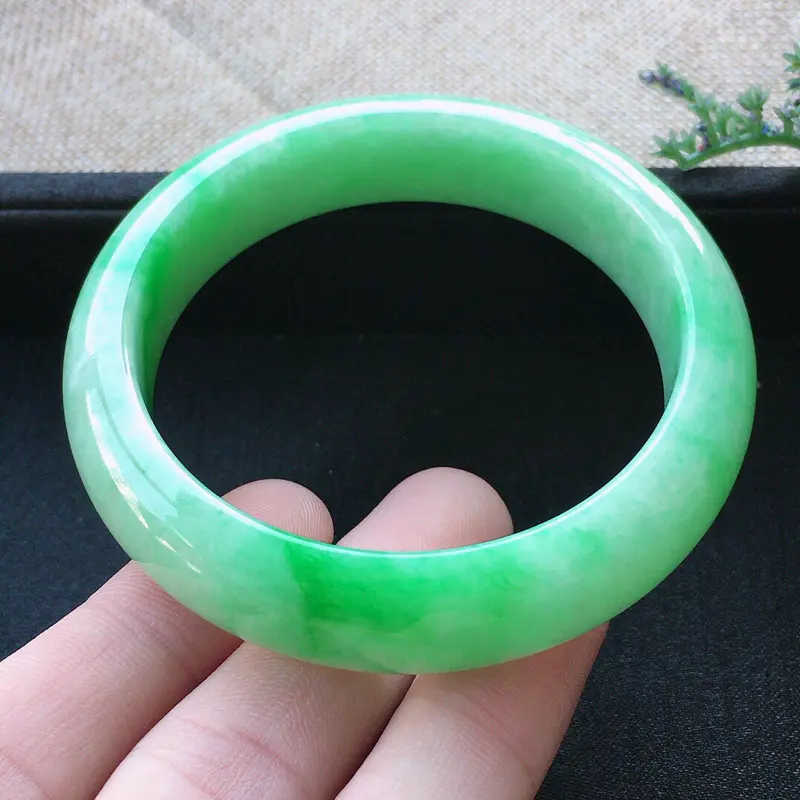 【精品翡翠手镯,雕工精美,玉质莹润,尺寸:内径:55.5MM,玉:13.7*8.4MM,总质量:64.8g】图8