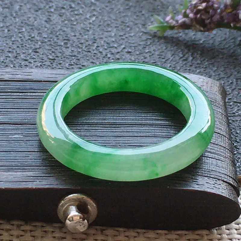 【精品翡翠戒指,雕工精美,玉质莹润,尺寸:内径:16MM,玉:3.6*5.3MM,总质量:2.1g】图4