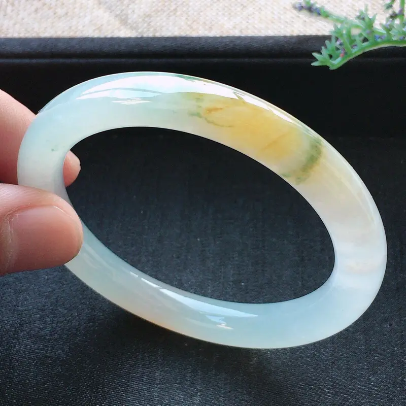 【精品翡翠贵妃手镯,雕工精美,玉质莹润,尺寸:内径:52.4*46MM,相当于50.9mm正装手镯,玉:7.9*8MM,总质量:32.2g】图1