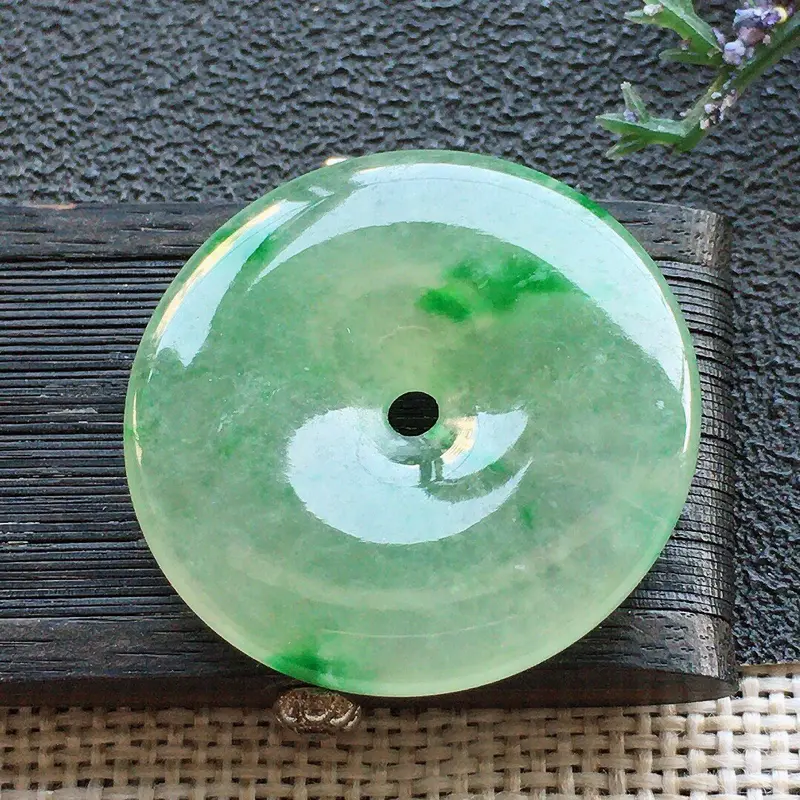 【精品翡翠平安扣吊坠,雕工精美,玉质莹润,尺寸:玉:27.4*4.5MM,总质量:7.4g】图4