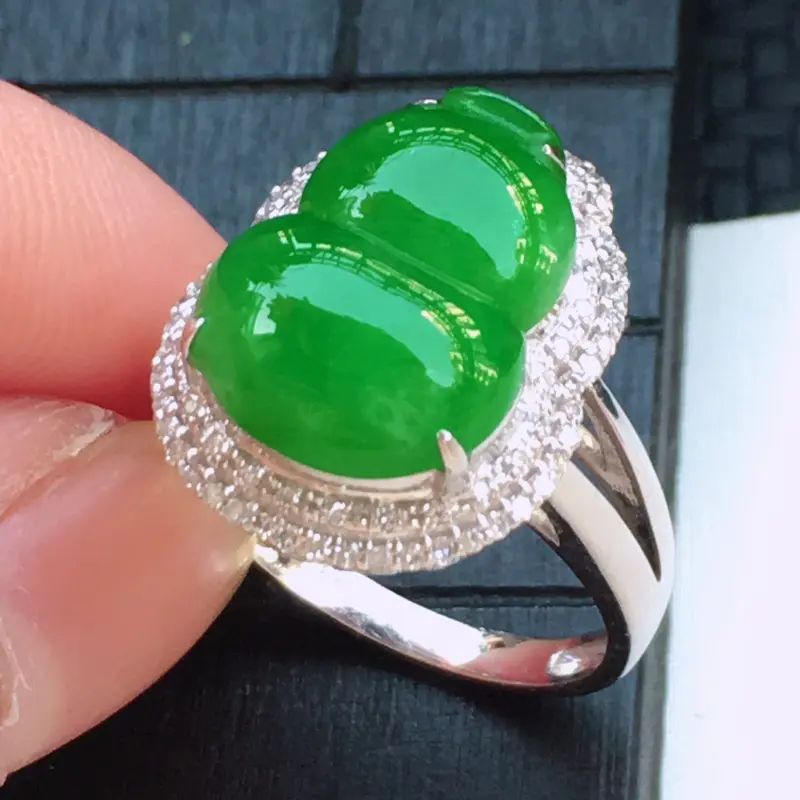 【翡翠a货,18K金伴钻糯化种满色阳绿精美翡翠葫芦戒指,玉质细腻,底色漂亮,上身高贵,尺寸连金17.9/14.3/9.8,裸石14.3/10.8/5.0,内径17.0,14号圈口】图2