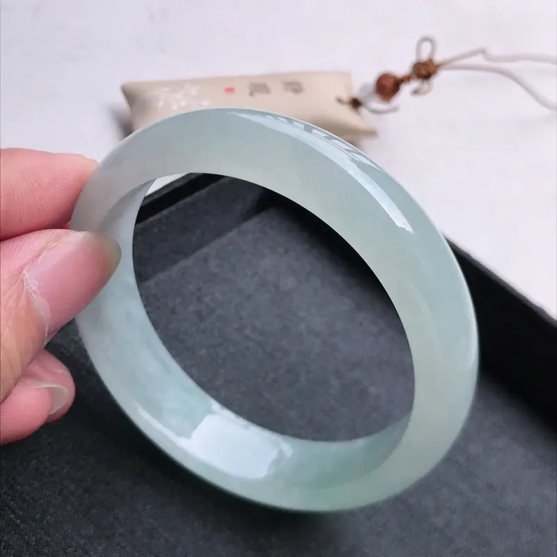 【正圈57,尺寸:57*13.8*7.5,缅甸天然翡翠好种冰润老坑手镯,质地细腻,种老,水润幼洁全胶感,冰晴绿,小暗纹,颜色漂亮。111317】图3