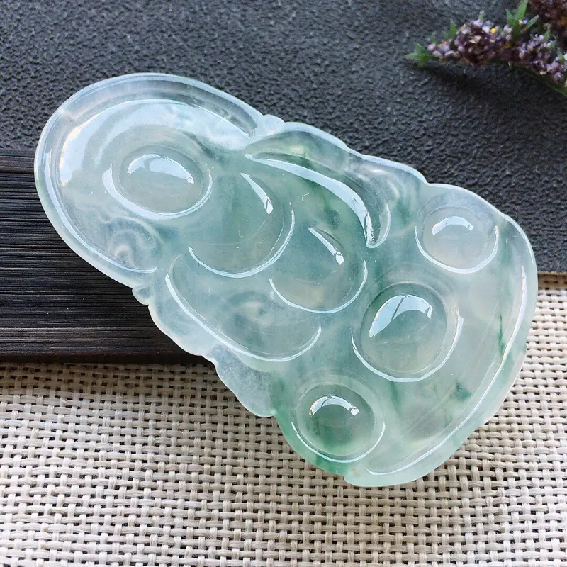 【精品翡翠观音吊坠,雕工精美,玉质莹润,尺寸:玉:60.9*37.1*5MM,总质量:17.8g】图5