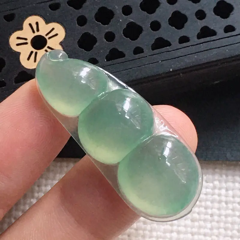 【缅甸翡翠发财豆吊坠,自然光实拍,颜色漂亮,玉质莹润,佩戴佳品,尺寸:34.5*13.7*6.0mm,重4.83克】图6