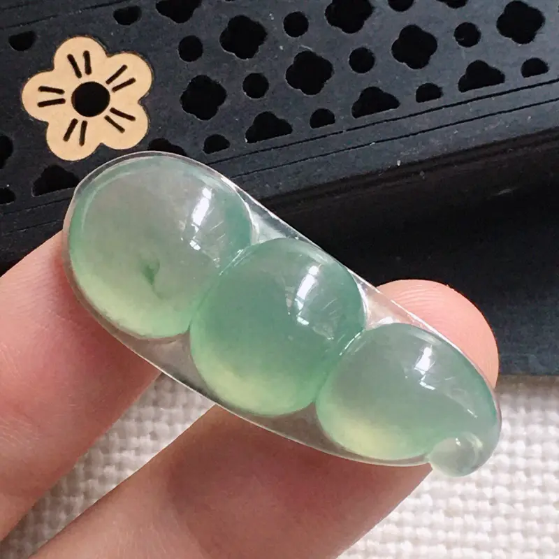 【缅甸翡翠发财豆吊坠,自然光实拍,颜色漂亮,玉质莹润,佩戴佳品,尺寸:34.5*13.7*6.0mm,重4.83克】图8