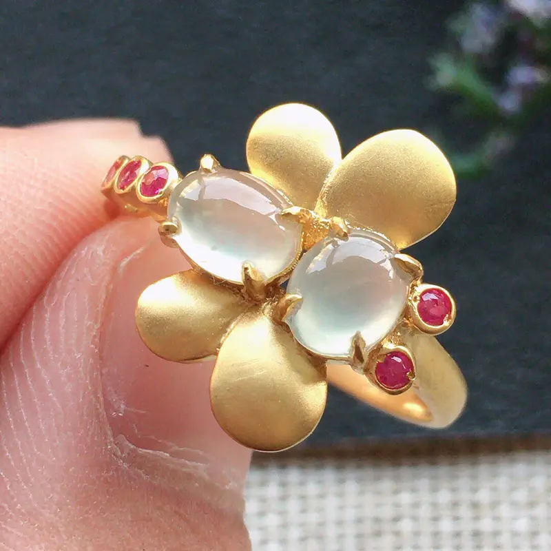 【精品翡翠18K戒指,雕工精美,玉质莹润,尺寸:内径:17.3MM,裸石尺寸:5.4*4.3*1.8MM,总质量:2.4g】图2
