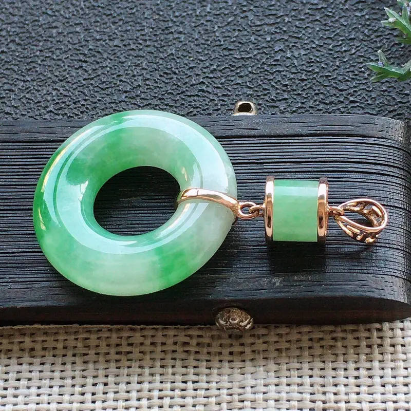 【精品翡翠18K吊坠,雕工精美,玉质莹润,尺寸:裸石尺寸:23.6*5.6MM,总质量:6.6g】图6