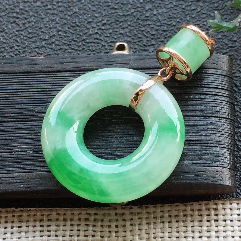 【精品翡翠18K吊坠,雕工精美,玉质莹润,尺寸:裸石尺寸:23.6*5.6MM,总质量:6.6g】图2