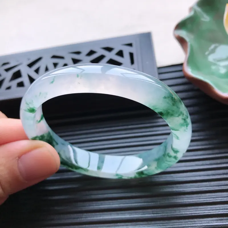 【天然翡翠A货冰糯种飘花贵妃手镯,尺寸53.6-46.9-10.5-6.5mm,玉质细腻,种水好,胶感十足,底色好,上手效果漂亮】图6