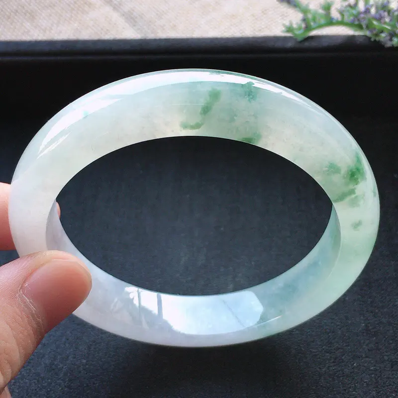 【精品翡翠手镯,雕工精美,玉质莹润,尺寸:内径:57.5MM,玉:12.8*8.3MM,总质量:59.2g】图7