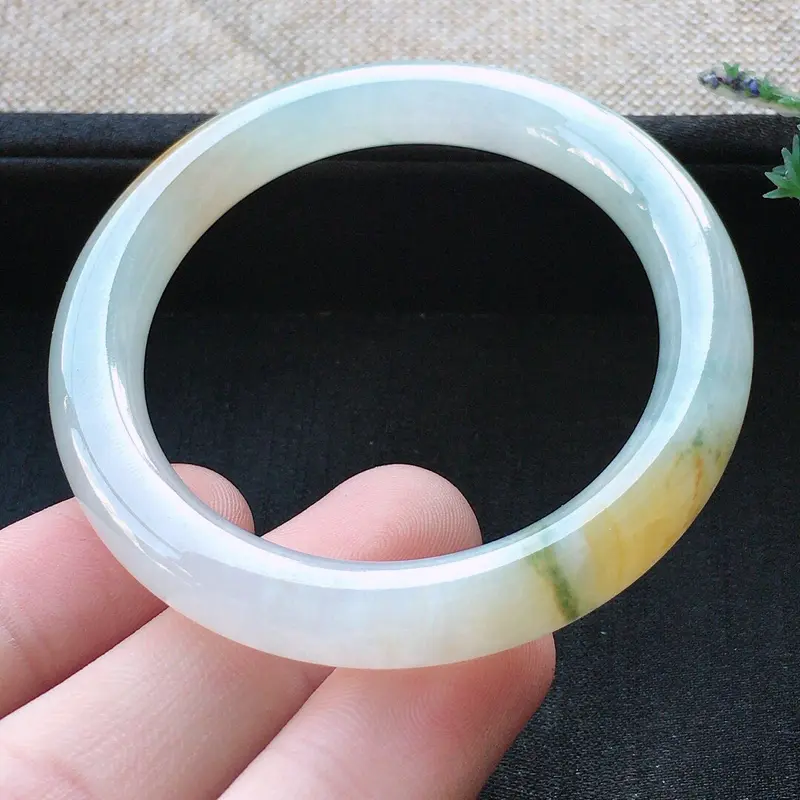 【精品翡翠贵妃手镯,雕工精美,玉质莹润,尺寸:内径:52.4*46MM,相当于50.9mm正装手镯,玉:7.9*8MM,总质量:32.2g】图8