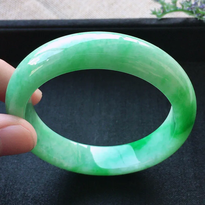 【精品翡翠手镯,雕工精美,玉质莹润,尺寸:内径:55.5MM,玉:13.7*8.4MM,总质量:64.8g】图7