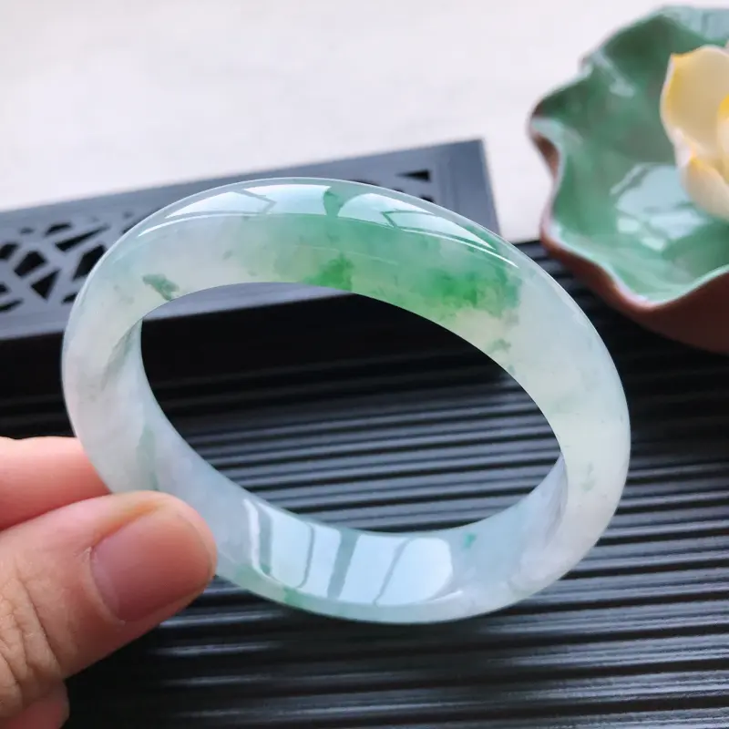 【天然翡翠A货细糯种飘花正圈手镯,尺寸58.5-14.1-7.1mm,玉质细腻,种水好,胶感十足,底色好,上手效果漂亮】图6