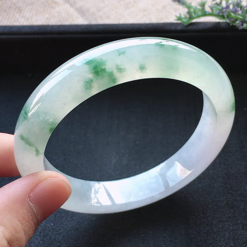 【精品翡翠手镯,雕工精美,玉质莹润,尺寸:内径:57.5MM,玉:12.8*8.3MM,总质量:59.2g】图3