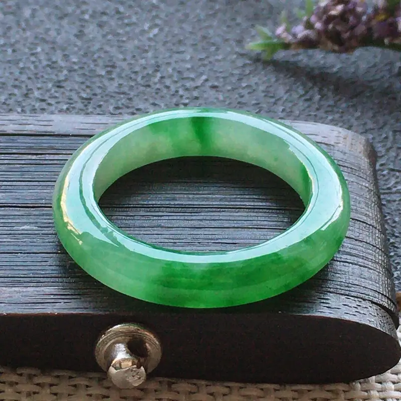 【精品翡翠戒指,雕工精美,玉质莹润,尺寸:内径:16MM,玉:3.6*5.3MM,总质量:2.1g】图1