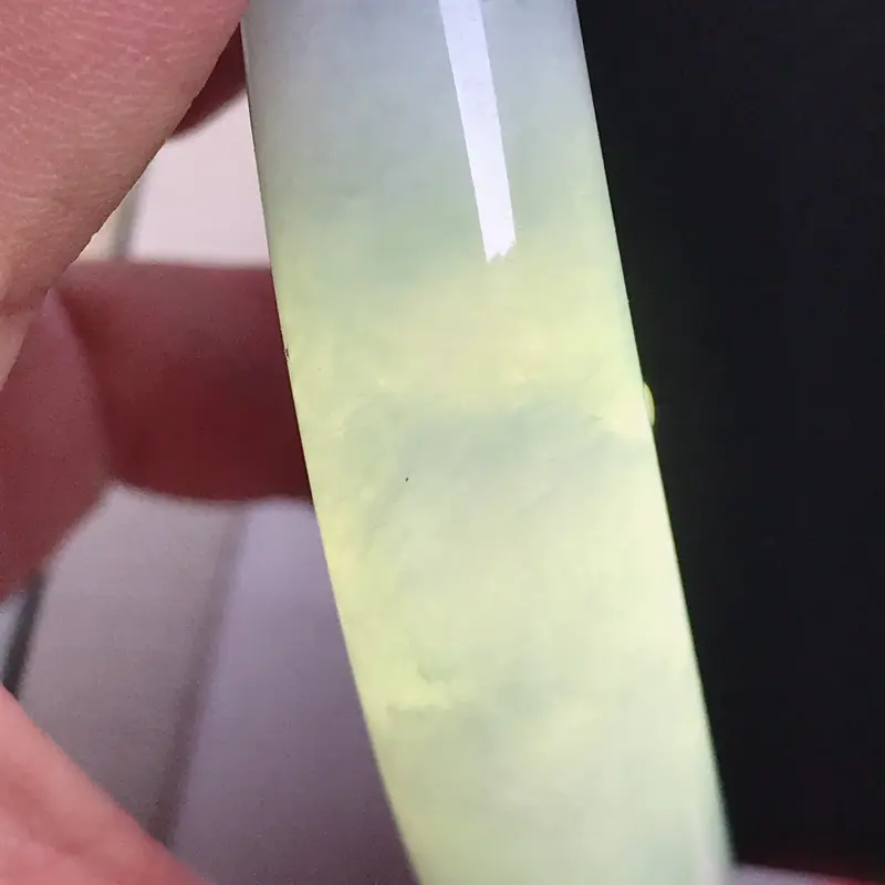 【正圈59,尺寸:59*14.2*8,缅甸天然翡翠好种冰润老坑手镯,质地细腻,种老,水润幼洁全胶感,春彩,一点暗纹,颜色漂亮。111303】图9